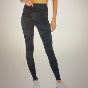 Alo Yoga High Waist Vapor Legging XS Black Camouflage